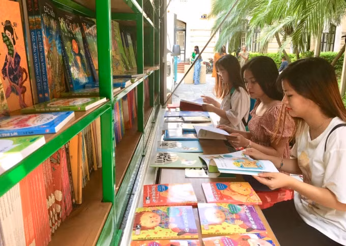 Xe ô tô thư viện lưu động được trang bị thuận tiện cho các đối tượng tiếp cận tri thức. Ảnh: hanoimoi