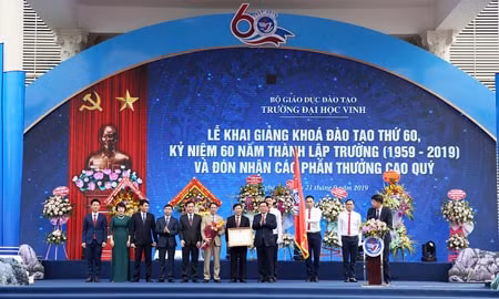 Trường Đại học Vinh vinh dự đón nhận Huân chương Lao động hạng Nhất (lần thứ 2) và Cờ Thi đua của Chính phủ. Ảnh: VGP
