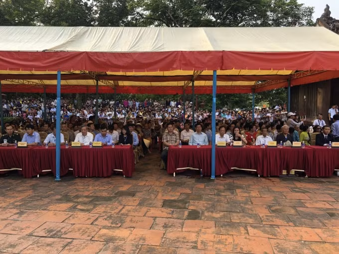 Đại biểu, khách quý và bà con nhân dân về dự lễ hội Lam Kinh 2019.