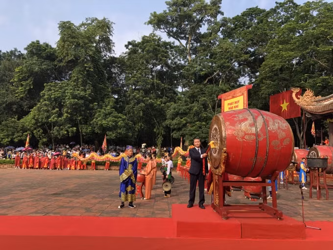 Đồng chí Đỗ Minh Tuấn, Phó Bí thư Tỉnh uỷ đánh trống khai hội.