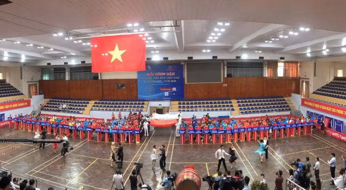 Tiết mục nhảy sôi động do các nghệ sĩ trẻ đến từ Đoàn văn hóa nghệ thuật Thăng Long biểu diễn ngay từ đầu đã đem lại một không khí sôi nổi cho Lễ khai mạc.