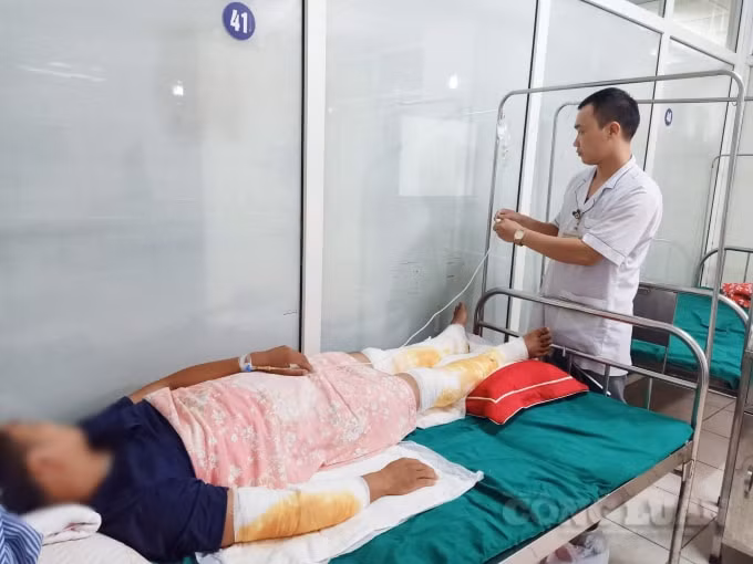 Bệnh nhân Nguyễn Văn T nằm tại bệnh viện đa khoa tỉnh Tuyên Quang. Ảnh: từ BV