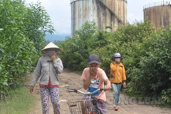 Người dân bịt mũi khi đi qua khu vực nhà máy