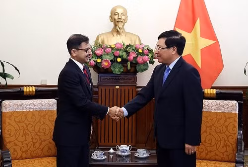 Phó Thủ tướng, Bộ trưởng Ngoại giao Phạm Bình Minh tiếp Đại sứ Ấn Độ Pranay Verma đến chào xã giao. Ảnh: VGP