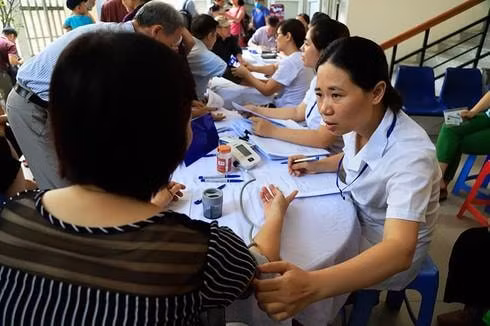 Người dân sinh sống vùng lân cận vụ cháy công ty Rạng Đông đi khám. Ảnh: TL