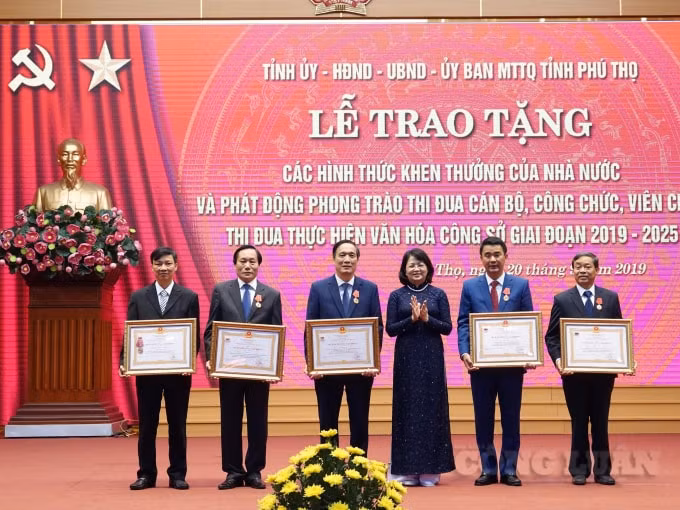Nhiều tập thể, cá nhân vinh dự được nhận phần thưởng cao quý của Nhà nước.