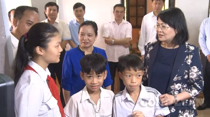 Phó Chủ tịch nước Đặng Thị Ngọc Thịnh và đoàn công tác đã tới thăm, tặng quà tại làng trẻ SOS Việt Trì.