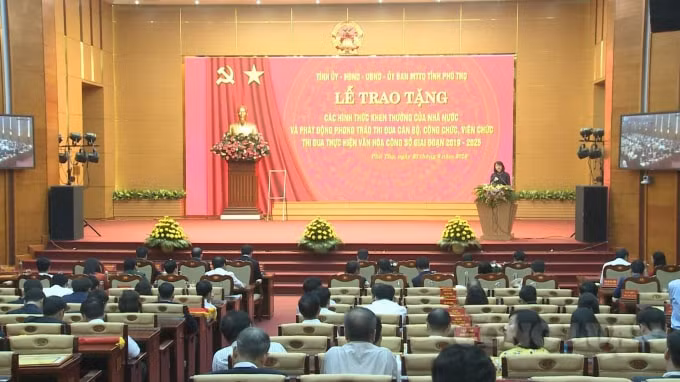 Lễ trao tặng các phần thưởng cao quý của Nhà nước, của tỉnh và phát động phong trào thi đua “Cán bộ, công chức, viên chức thi đua thực hiện văn hóa công sở