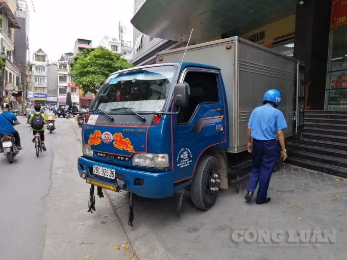 Lực lượng chức năng tăng cường kiểm tra, xử lý những vi phạm trật tự đô thị, mất an toàn giao thông