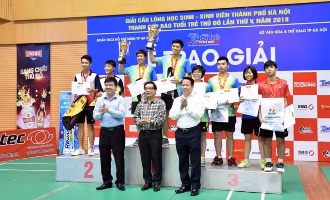 Trao thưởng cho các vận động viên giành huy chương tại Giải Cầu lông học sinh - sinh viên TP. Hà Nội mở rộng tranh Cúp báo Tuổi trẻ Thủ đô lần thứ V - 2018.