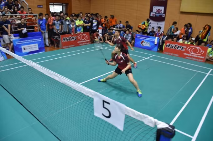 Một trận đấu tại Giải Cầu lông học sinh - sinh viên TP. Hà Nội mở rộng tranh Cúp báo Tuổi trẻ Thủ đô lần thứ V - 2018.