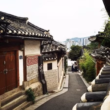 Nhờ nét cổ kính và đậm chất điện ảnh, làng Bukchon Hanok trở thành điểm đến hấp dẫn của hàng nghìn lượt khách du lịch mỗi ngày. (Ảnh:@kzoozack)