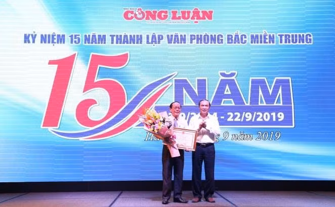 Đồng chí Võ Hồng Hải – Trưởng ban Tuyên giáo Tỉnh ủy Hà Tĩnh trao tặng bằng khen của UBND tỉnh Hà Tĩnh cho nhà báo Nguyễn Khắc Hiển, Trưởng văn phòng đại diện Bắc miền Trung.