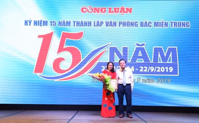 Đồng chí Phan Trung Thành – Phó Chủ tịch Hội nhà báo Hà Tĩnh tặng giấy khen của Hội nhà báo Hà Tĩnh cho bà Phan Thị Diễm Hằng – Phóng viên, Hội viên Hội Nhà báo Hà Tĩnh.