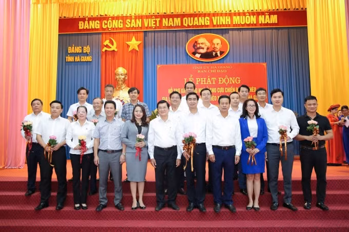 Đồng chí Trương Tấn Sang cùng các đại diện các tổ chức, doanh nghiệp tham gia ủng hộ.