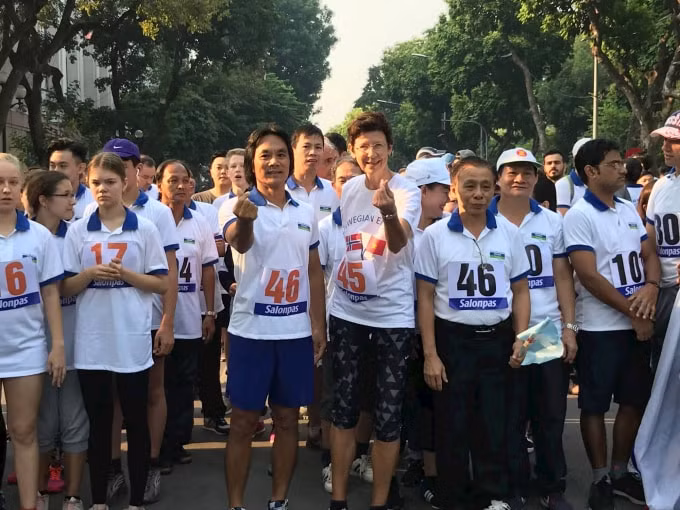 Đại sứ Na Uy - bà Grete Lochen (số áo 45) cùng các cán bộ Đại sứ quán tham gia Giải chạy Báo Hànộimới. Ảnh: hanoimoi