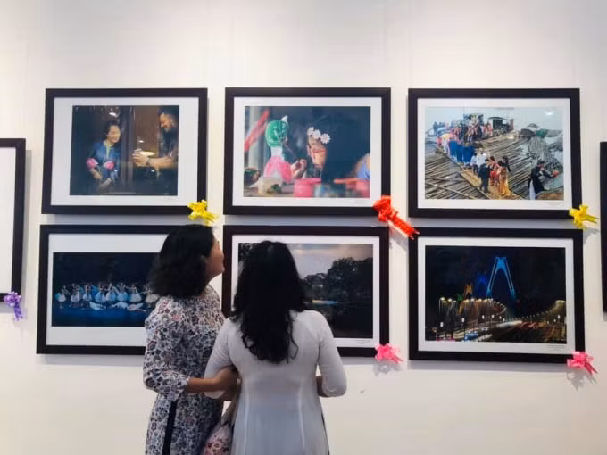 Khách tham quan triển lãm. Ảnh: hanoimoi