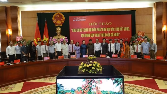 Các đại biểu chụp ảnh lưu niệm. Ảnh: Ánh Trần