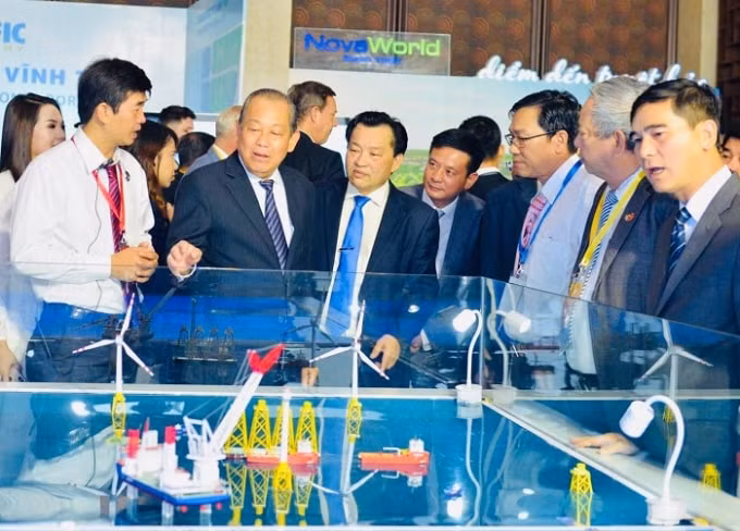 Phó thủ tướng Thường trực Trương Hòa Bình tham quan mô hình dự án điện gió và Cảng quốc tế Vĩnh Tân bên lề hội nghị