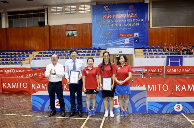 Giải Phong cách cho cá nhân được trao cho vận động viên Hồ Quang Lợi (Liên Chi hội Nhà báo CQTW Hội Nhà báo Việt Nam). Cùng với đó, Giải Phong cách cho đồng đội thuộc về đồng đội nữ Liên Chi hội Nhà báo CQTW Hội Nhà báo Việt Nam. Ảnh: Sơn Hải