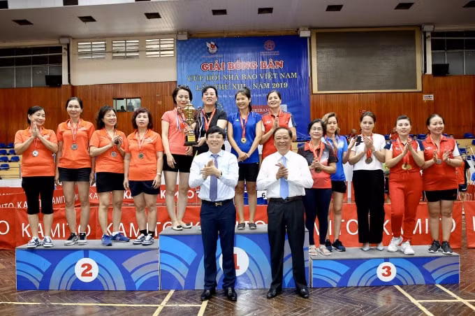 Ở nội dung đồng đội nữ không phân biệt lứa tuổi, Giải Nhất thuộc về Liên Chi hội Nhà báo Đài PT-TH Hà Nội. Ảnh: Sơn Hải