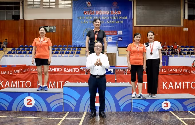 Tại nội dung Đơn nữ trên 45 tuổi, Giải Nhất đã thuộc về vận động viên Nguyễn Thị Mai Hương của Liên Chi hội Nhà báo Đài PT-TH Hà Nội. Ảnh: Sơn Hải