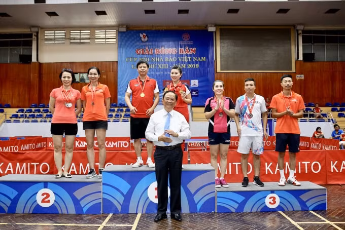Ở nội dung Đôi nam nữ Dưới 45 tuổi, Giải Nhất đã thuộc về vận động viên Hồ Phương Đông + vận động viên Lê Thị Hương Giang (Liên Chi hội Nhà báo Đài Truyền hình Việt Nam). Ảnh: Sơn Hải