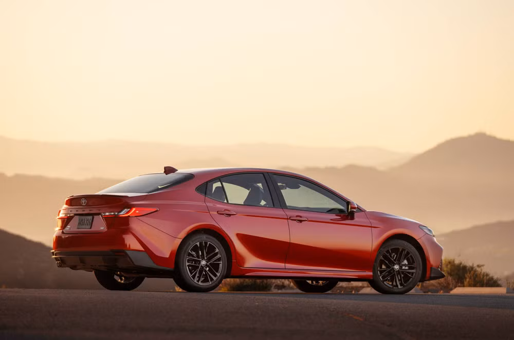 toyota-camry-se-awd-2027-2.jpg