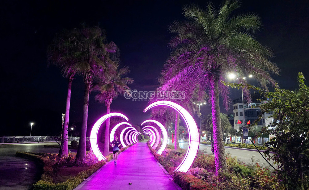 Tuyến đường bao biển bên bờ vịnh di sản lung linh sắc màu về đêm sẽ là tâm điểm các sự kiện kích cầu du lịch và chào mừng các sự kiện trọng đại của tỉnh. clo_c_anh-5-tp-quang-ninh.jpg