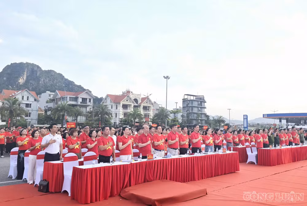 clo_br_anh-2-di-bo-mung-quang-ninh.jpg