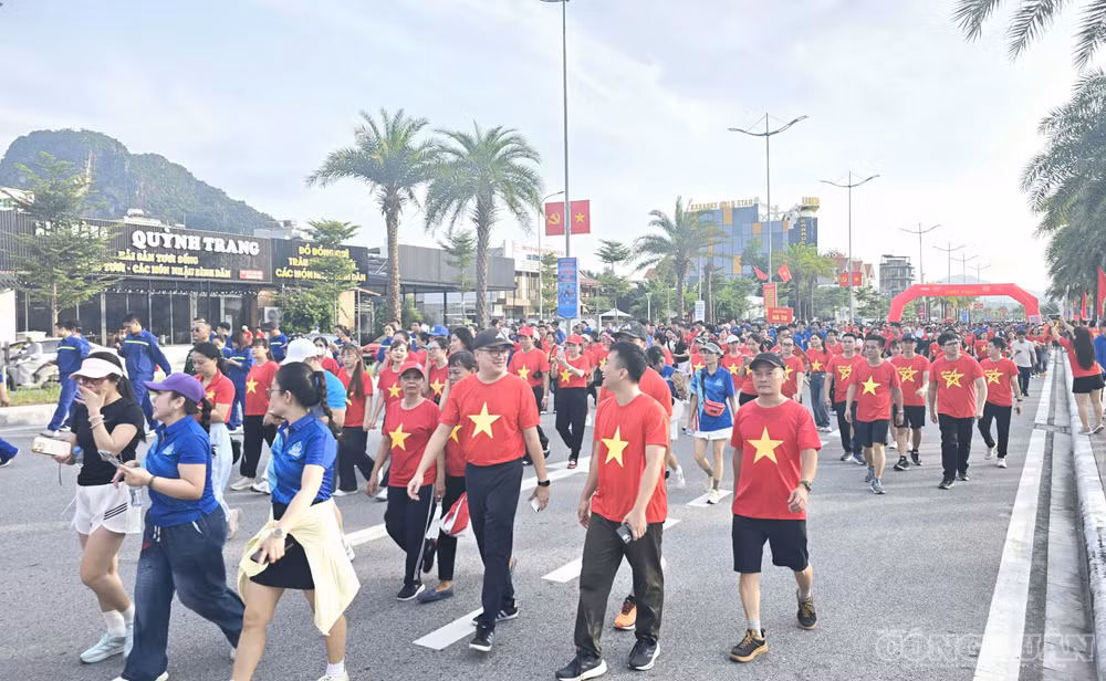 clo_br_anh-6-di-bo-mung-quang-ninh.jpg