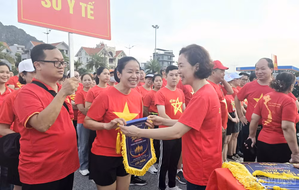 clo_br_anh-3-di-bo-mung-quang-ninh.jpg