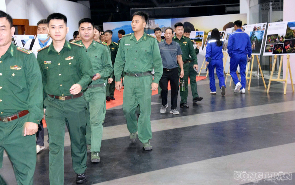 Khu trưng bày các tác phẩm ảnh nghệ thuật xuất sắc tại triển lãm "Tự hào một dải biên cương" năm 2026. clo_br_anh-5654.jpg