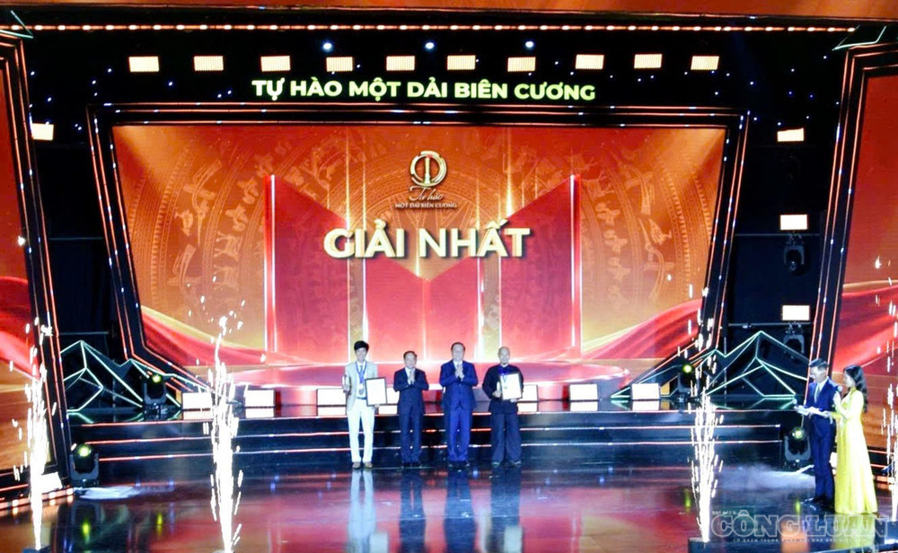 Ban tổ chức trao giải thưởng cho các tác giả đạt giải Khuyến khích, giải Ba, giải Nhì và giải Nhất tại Lễ trao giải và Triển lãm ảnh nghệ thuật cấp Quốc gia "Tự hào một dải biên cương" năm 2026. clo_br_anh-5376.jpg