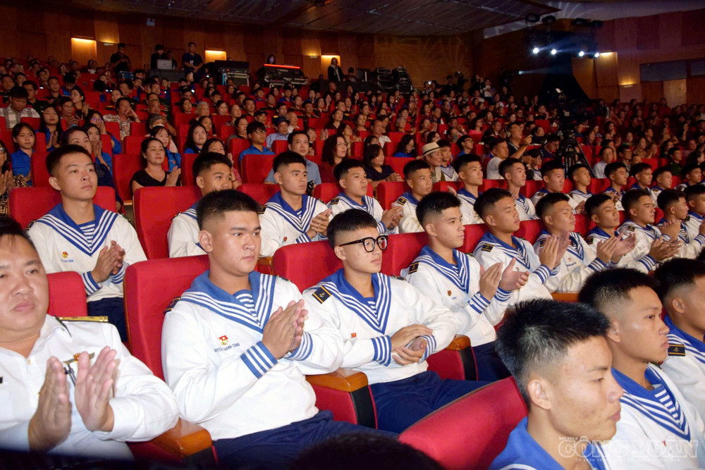 Đông đảo cán bộ, chiến sĩ lực lượng vũ trang tham dự và hào hứng theo dõi Lễ trao giải triển lãm ảnh nghệ thuật cấp Quốc gia "Tự hào một dải biên cương" lần thứ IV - 2026 tại thành phố Quảng Ninh. clo_br_anh-4670.jpg