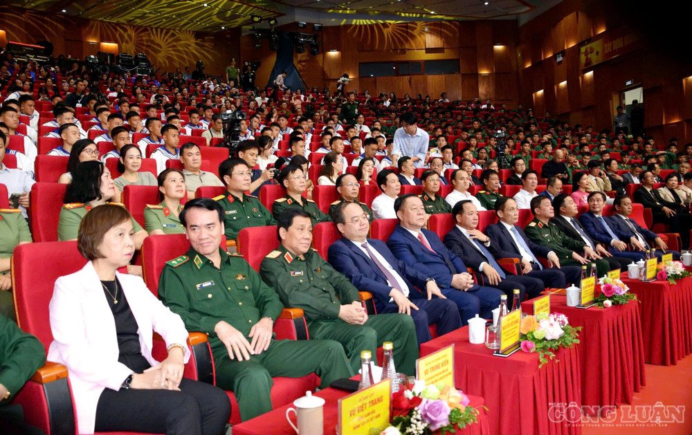 Các đại biểu, lãnh đạo Đảng, Nhà nước và đông đảo cán bộ, chiến sĩ tham dự Lễ trao giải và Triển lãm ảnh nghệ thuật cấp Quốc gia "Tự hào một dải biên cương" năm 2026. clo_br_anh3.jpg