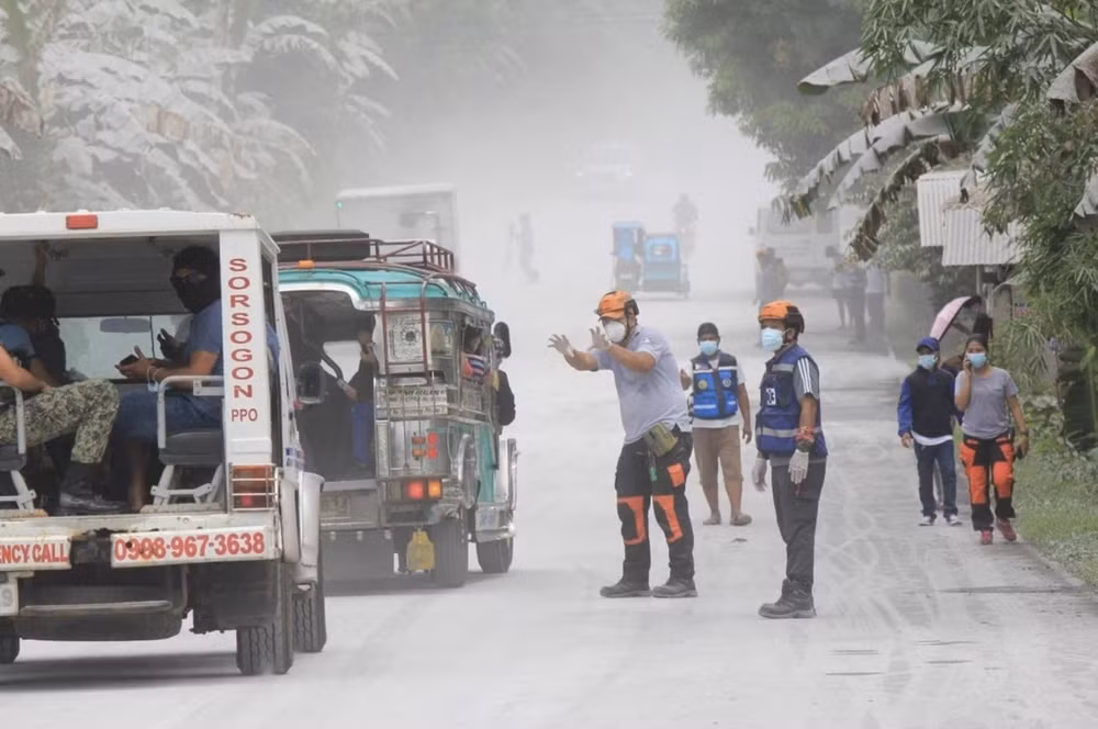 nui lua philippines phun trao trong tinh trang bat thuong hinh 1