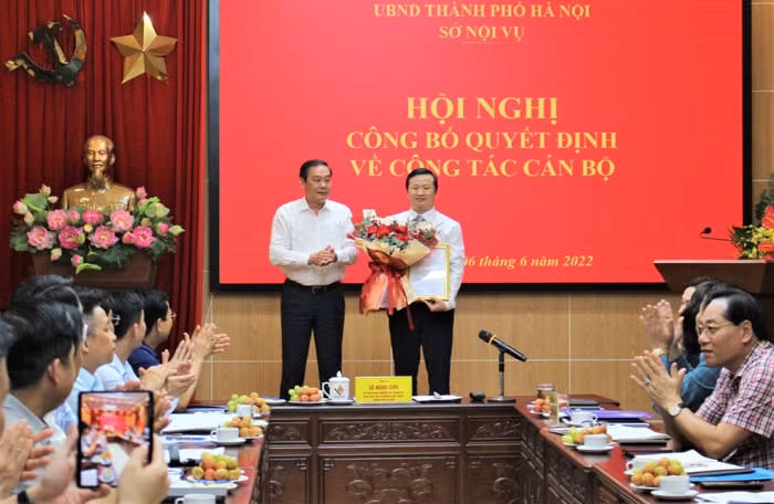 chu tich ha noi chu ngoc anh ky bo nhiem pho giam doc so noi vu sinh nam 1981 hinh 1