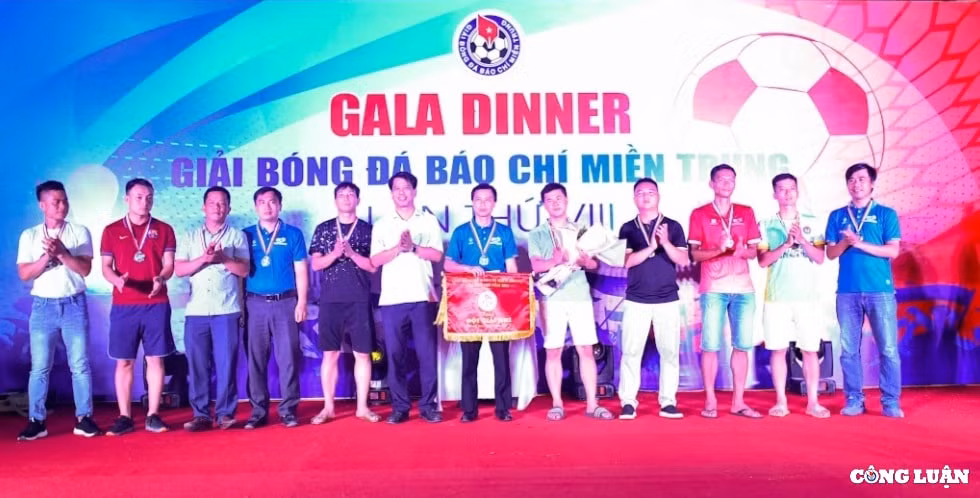 giai bong da bao chi mien trung lan thu viii nam 2022 thanh cong tot dep hinh 2