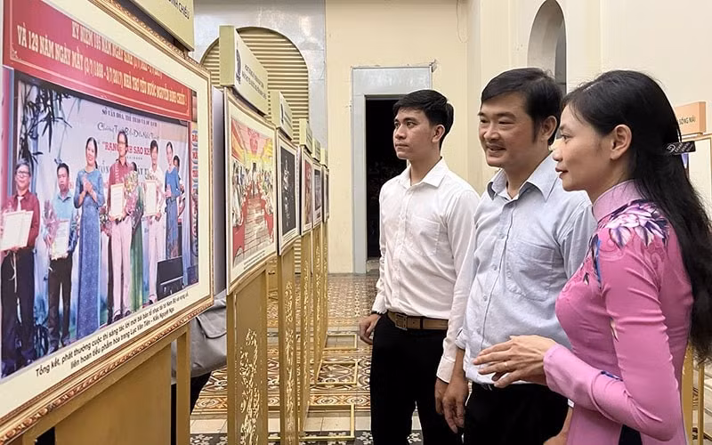 trien lam gan 100 tu lieu ve danh nhan van hoa nguyen dinh chieu hinh 4