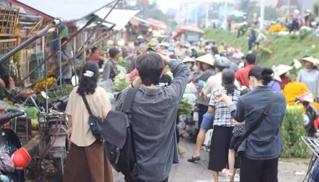 gioi tre ha noi do xo di cho hoa quang ba hang dem hinh 2