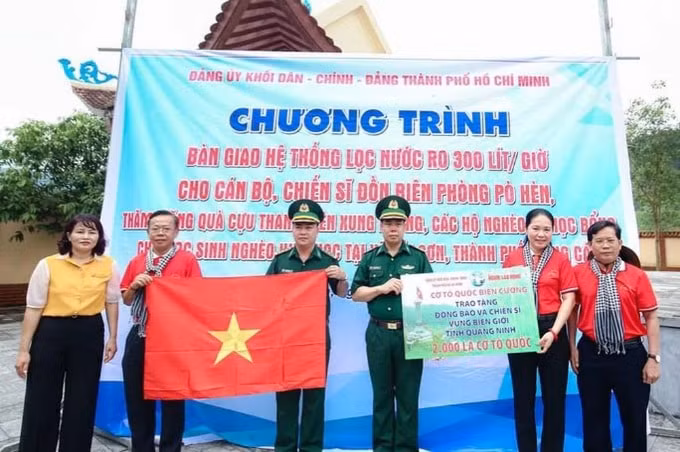 trao tang 2000 la co to quoc cho luc luong bien phong don bien phong po hen quang ninh hinh 1