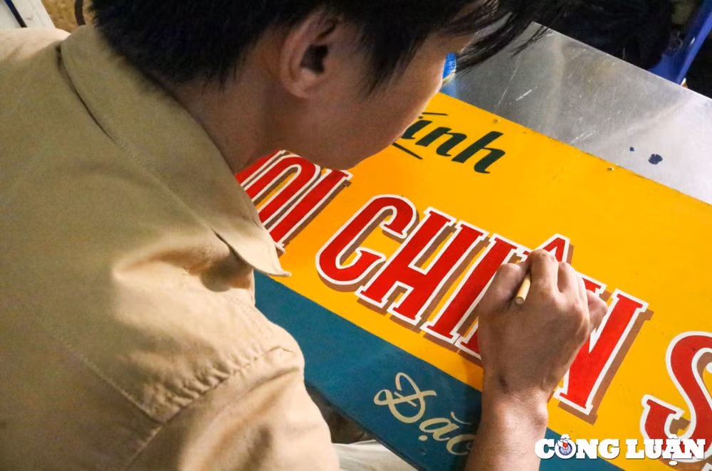 luu giu hoi uc sai gon xua qua bang hieu ve tay cua chang trai 8x hinh 8