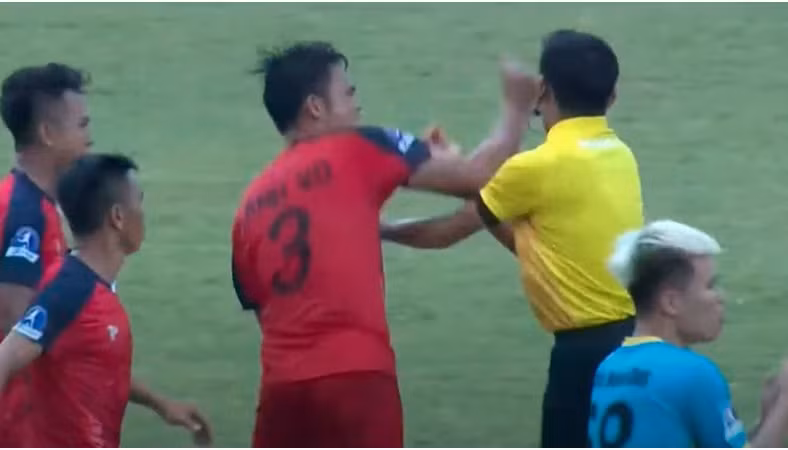 cau thu ngo anh vu dam thang mat trong tai phai nhan an phat ra sao hinh 1