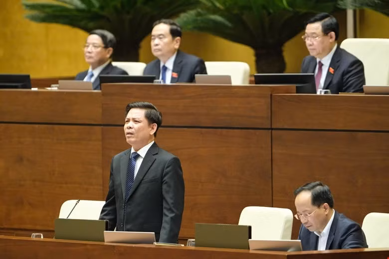 bo truong bo gtvt kien nghi tich thu xe qua tai tren 20 hinh 1