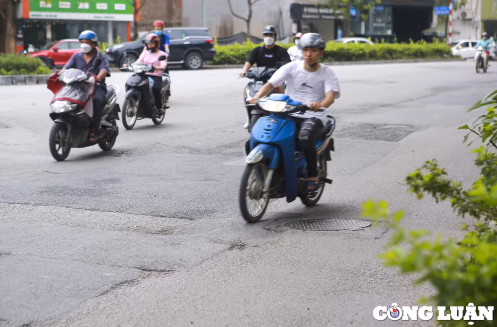hinh anh mat duong nhu ao va phia duoi duong sat do thi nhon ga ha noi hinh 3