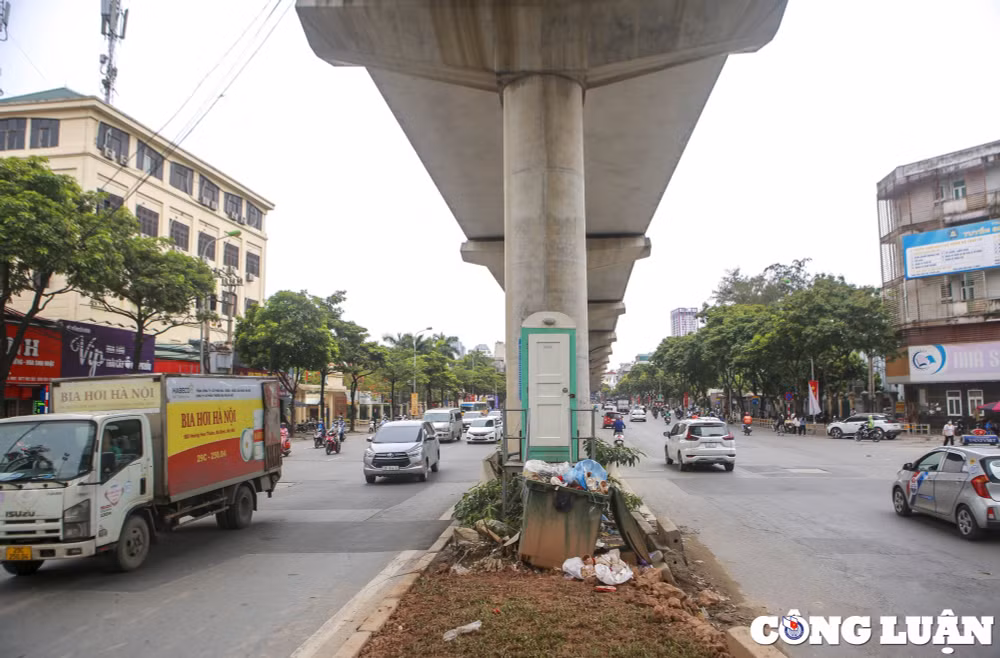 hinh anh mat duong nhu ao va phia duoi duong sat do thi nhon ga ha noi hinh 1