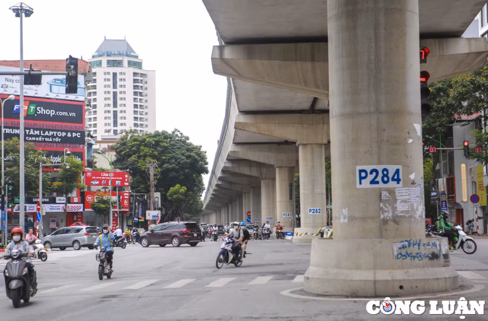 hinh anh mat duong nhu ao va phia duoi duong sat do thi nhon ga ha noi hinh 5