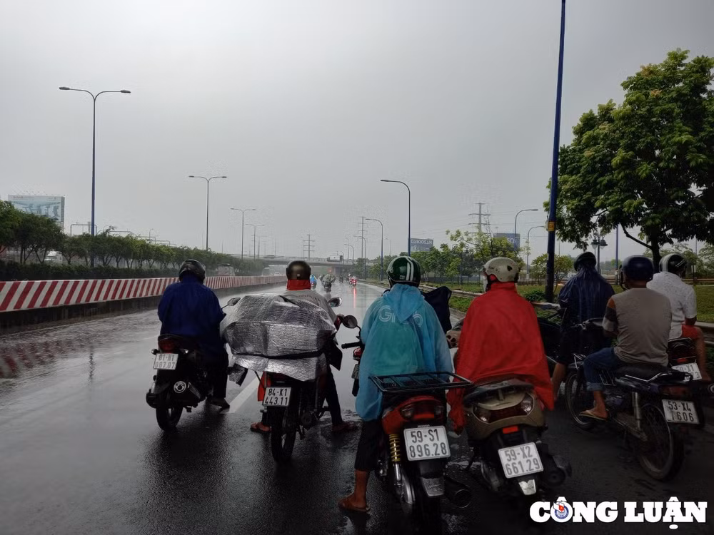 mua lon nhieu gio duong sa trung tam tp hcm ngap nang nuoc chay xiet hinh 2