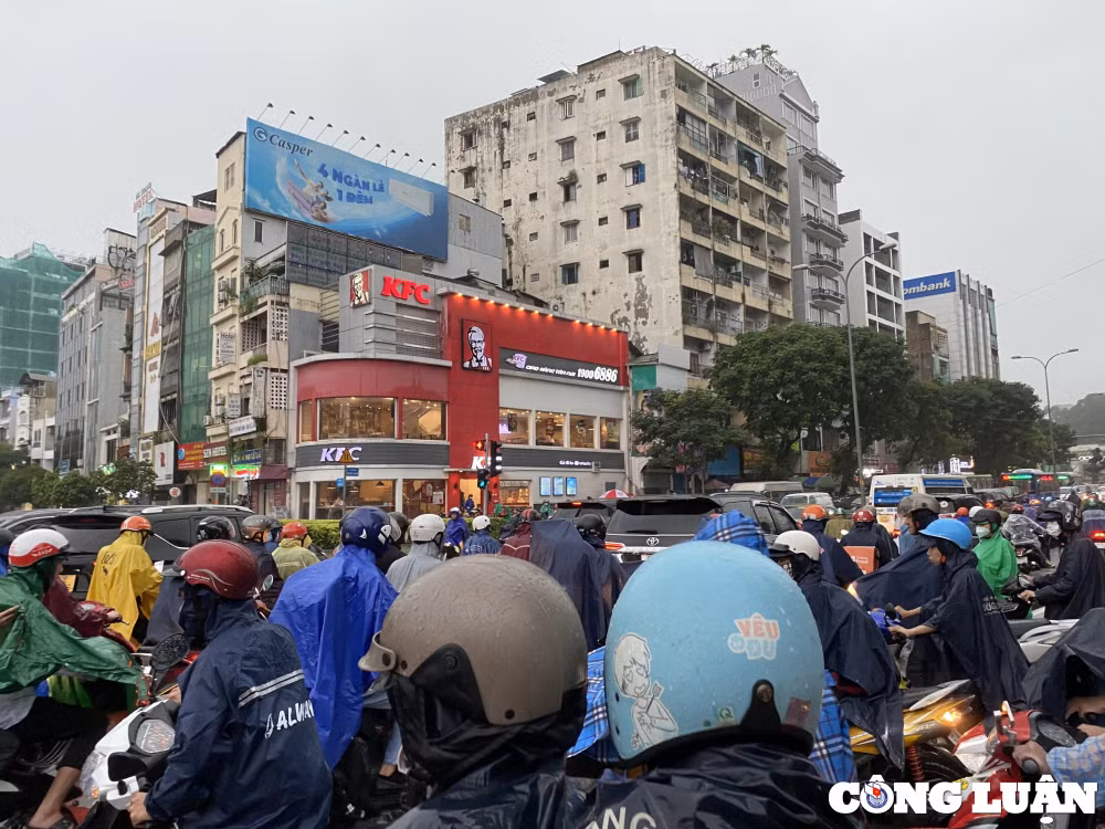 mua lon nhieu gio duong sa trung tam tp hcm ngap nang nuoc chay xiet hinh 14